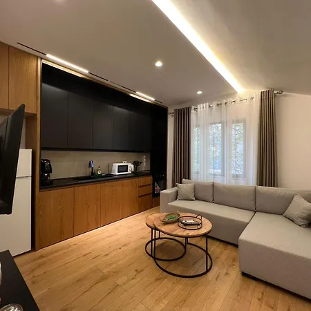 Dennys At Komuna E Parisit Tirana