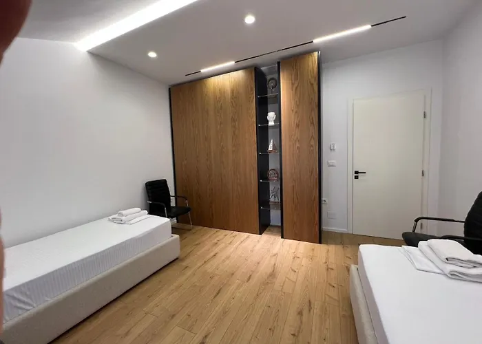 Dennys At Komuna E Parisit * Tirana