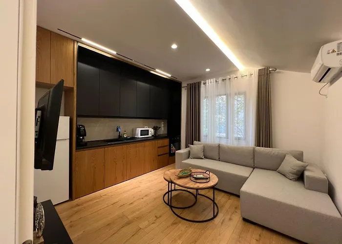 Dennys At Komuna E Parisit Tirana