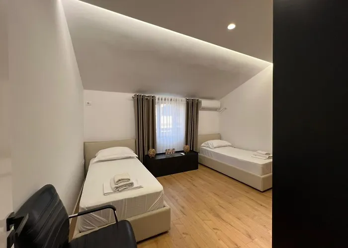 Dennys At Komuna E Parisit Apartment *