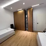 Dennys At Komuna E Parisit * Tirana