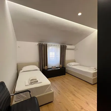 Dennys At Komuna E Parisit Apartamento *