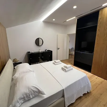 Dennys At Komuna E Parisit Apartamento