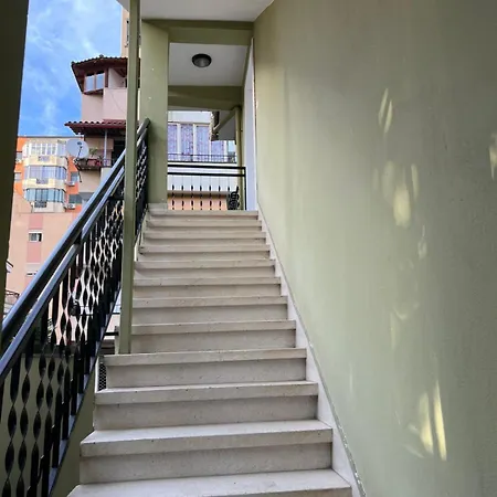 Dennys At Komuna E Parisit Apartamento *