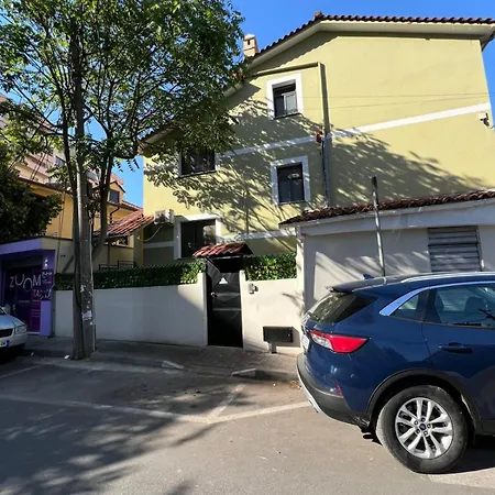 Dennys At Komuna E Parisit