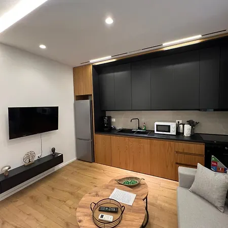 Apartman Dennys At Komuna E Parisit *