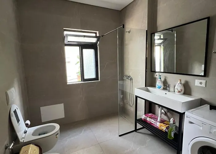 Dennys At Komuna E Parisit