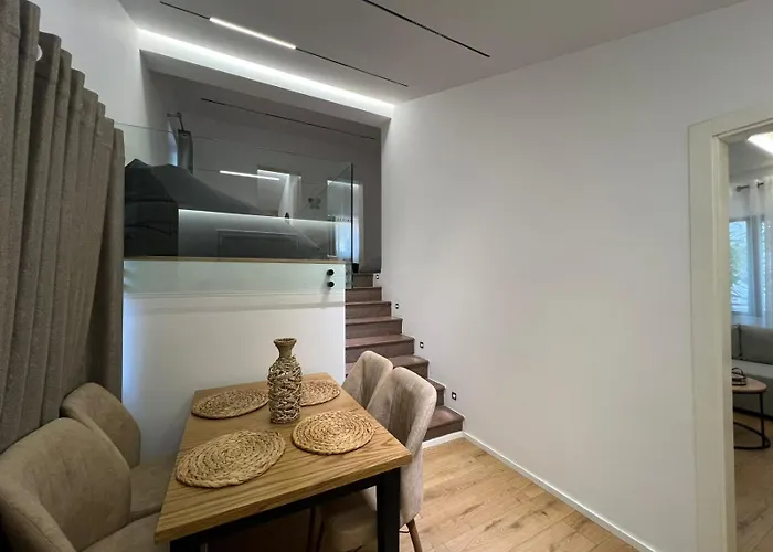 Dennys At Komuna E Parisit * Tirana