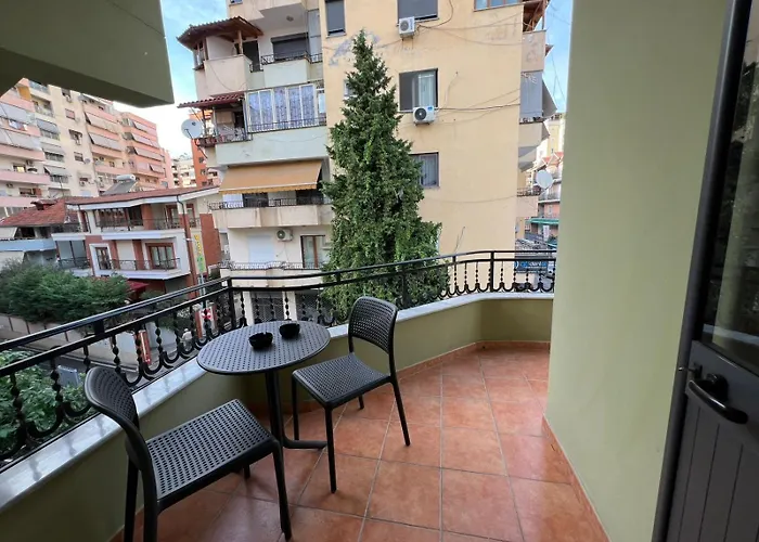 Dennys At Komuna E Parisit * Tirana