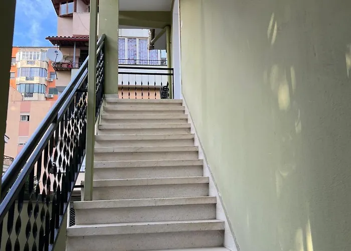 Dennys At Komuna E Parisit Appartamento *