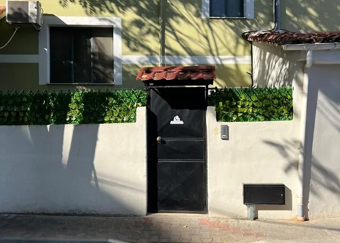 Dennys At Komuna E Parisit Appartamento *